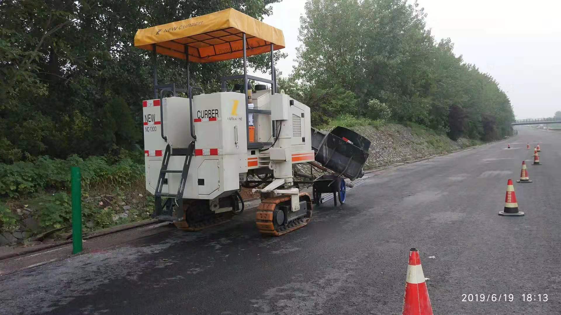路面攤鋪開始前，務(wù)必要對(duì)混凝土路緣石滑模攤鋪機(jī)的性能進(jìn)行全面檢查