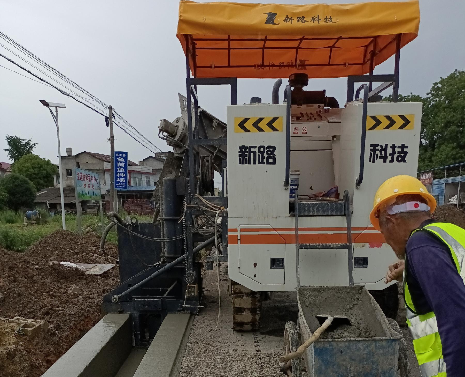 G353慈利至張家界城區(qū)公路排水溝滑模一次性成型，滑模施工效率高